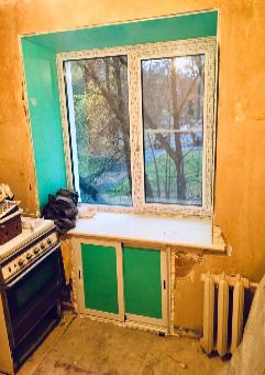 Окно Grunder на кухне со шкафом - фото 8